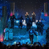 Dalam sebuah unggahan di Instagram, Yungyung mengungkapkan bahwa Madonna memakai tiara dan perisai lengan buatannya. Joan of Arc, perempuan pendekar Prancis dari abad ke-14, menjadi sumber inspirasi Yungyung untuk aksesori tersebut. Foto: Dok. Getty Images