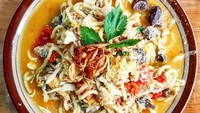 Isian mie godog selain daging ayam juga bisa berupa jeroan ayam, kulit ayam, sayap ayam, brutu hingga tulang karkas ayam. Pilih yang mana? Foto : Instagram @bungamiranti