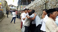 Masyarakat Thekelan saling berpelukan, air mata haru runtuh dari mata mereka, seolah menjadi cara membebaskan hati dari amarah dan rasa bersalah.