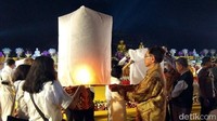 Perayaan Waisak di Candi Borobudur selalu berlangsung meriah. Setiap tahun diadakan acara menerbangkan lampion yang khidmat. (Eko Susanto/detikcom)