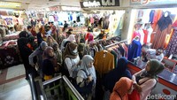 Kios-kios di Pasar Tanah Abang tampak ramai oleh warga yang akan membeli kebutuhan lebaran.