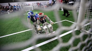 Pertandingan robot main bola ini seolah tak kalah seru ketimbang laga sepakbola yang biasa kamu saksikan. (Foto: Jason Lee/Reuters)