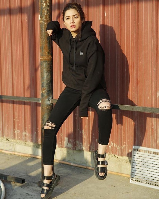 Pada cuplikan video yang beredar luas, bintang asal Pakistan ini terlihat berpakaian elegan dengan pel di tangannya berkeliling membersihkan lantai set tanpa ragu-ragu. Foto: Dok. Instagram @mahirakhan