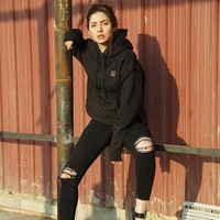 Pada cuplikan video yang beredar luas, bintang asal Pakistan ini terlihat berpakaian elegan dengan pel di tangannya berkeliling membersihkan lantai set tanpa ragu-ragu. Foto: Dok. Instagram @mahirakhan