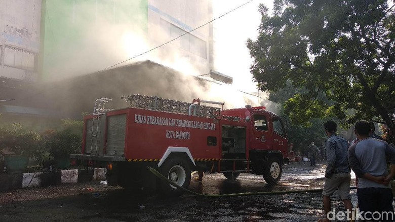 Kebakaran Pasar Kosambi Diduga Berasal dari Kios Pedagang Kelapa Kebakaran Pasar Kosambi Diduga Berasal dari Kios Pedagang Kelapa