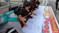 Penandatanganan petisi dilakukan di sebuah spanduk bertuliskan Tolak Gerakan People Power. dok. Aliansi Mahasiswa Cinta NKRI
