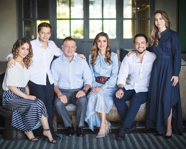Ratu Rania dan Raja Abdullah dikaruniai empat orang anak, dua anak laki-laki dan dua anak perempuan. Mereka adalah Pangeran Hussein, Putri Iman, Putri Salma dan Pangeran Hashem. Foto: Dok. Instagram Queen Rania