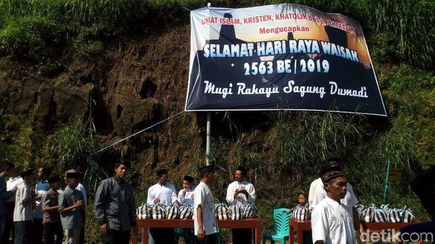 Indahnya Keberagaman Saat Perayaan Waisak di Lereng Merbabu Indahnya Keberagaman Saat Perayaan Waisak di Lereng Merbabu