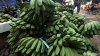 Tak hanya pisang yang sudah matang, pisang mentah pun juga dijajakan di pasar tersebut,