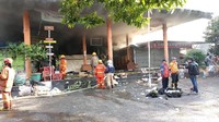 Petugas Dinas Kebakaran dan Penanggulangan Bencana (Diskar PB) Kota Bandung hingga kini masih berupaya memadamkan api.