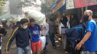 Api Masih Berkobar di Pasar Kosambi, Pedagang Berusaha Selamatkan Barang