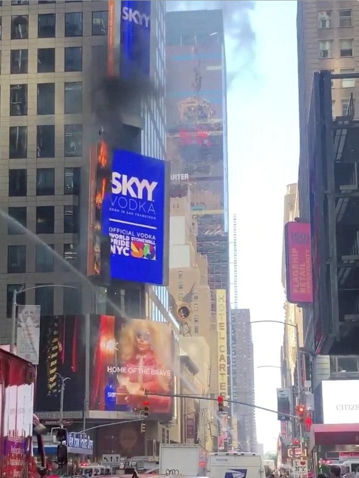 Billboard Tampilkan Iklan Gay di Times Square NY Terbakar