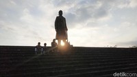 Selama ramadhan, monumen ini menjadi tempat warga untuk menunggu waktu buka puasa.