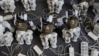 Kabel cas ada di mana-mana. Biar setelah jeda mainnya makin oke! (Foto: Jason Lee/Reuters)