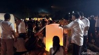 Suasana yang tercipta pun syahdu dan khidmat. Banyak wisatawan pun ikut serta di acara ini. (Eko Susanto/detikcom)