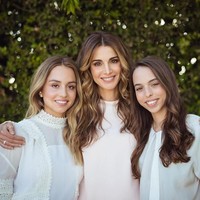 Dalam sejumlah penampilannya dengan dua putrinya, Putri Iman dan Putri Salma, Ratu Rania kerap disebut bak kakak adik dengan mereka. Padahal usia sang ratu sudah 48 tahun. Sementara Putri Iman berusia 23 dan Putri Salma baru 19 tahun. Foto: Dok. Instagram Queen Rania