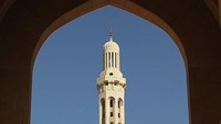 Masjid Agung Sultan Qaboos memiliki menara utama setinggi 90 meter yang diapit oleh beberapa menara sekunder yang memiliki tinggi mencapai 45, 5 meter. Cameron Spencer/Getty Images.