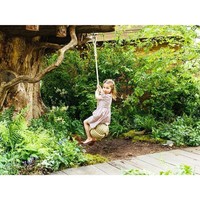 Putri Charlotte bermain di ayunan dari tali di taman yang dinamai Back to Nature atau kembali ke alam oleh ibu mereka. Foto: Dok. Instagram/Kensington Royal