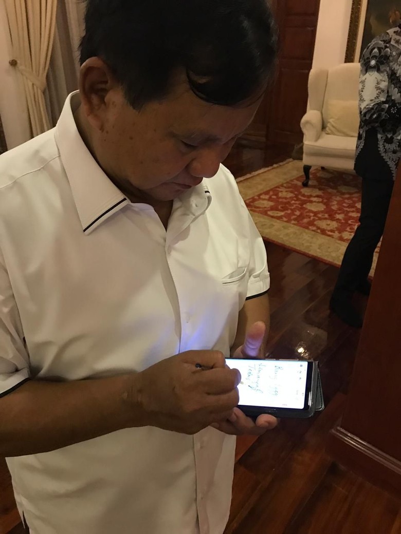 Tak Bisa Besuk, Prabowo Titip Salam Perjuangan ke Eggi Via Note Tak Bisa Besuk, Prabowo Titip Salam Perjuangan ke Eggi Via Note