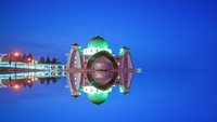 Waktu terbaik untuk melihat keindahan masjid ini adalah sunset dan malam hari. Lampu-lampu akan dinyalakan dan memberikan bias ke atas lautan. Banyak fotografer dunia yang datang untuk mengabadikan keindahan masjid ini.