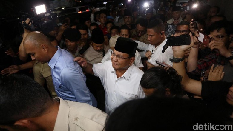 Jenguk Eggi dan Lieus, Prabowo Bawakan Nasi Padang untuk Sahur Jenguk Eggi dan Lieus, Prabowo Bawakan Nasi Padang untuk Sahur