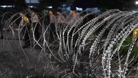 Aparat kepolisian memperketat penjagaan gedung KPU dengan menutup Jalan Imam Bonjol, Menteng, Jakarta Pusat, yang berada persis di depan Kantor KPU pada Senin (20/5/2019) malam untuk kedua arahnya. ANTARA FOTO/Akbar Nugroho Gumay.