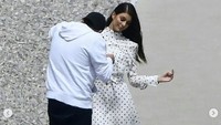 Dan dalam foto berikutnya Leo tampak mengabadikan sang kekasih lewat kamaera ponselnya itu. Dok. Instagram