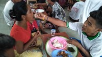 Para pemuda membawa orang tua mereka berkumpul di wihara. Setelah itu acara makan bersama orang tua (Dok. Komunitas Kearifan Lokal Tebango)