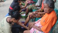 Mereka menyiapkan dan menyuapkan makanan, memijit, membasuh dan mencium kaki orang tuanya sambil meminta maaf atas segala salah yang selama ini pernah dilakukan (Dok. Komunitas Kearifan Lokal Tebango)