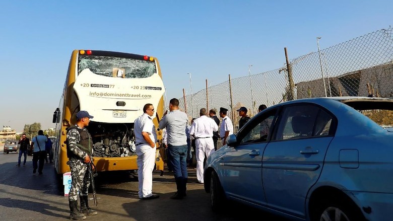Bus Pariwisata di Mesir Dibom, 12 Turis Asing Terluka Bus Pariwisata di Mesir Dibom, 12 Turis Asing Terluka