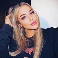 Pada 2016, Taylor dibelikan mobil Mercedes Benz oleh orangtuanya. Padahal saat itu dia belum bisa menyetir mobil. Foto: Dok. Instagram