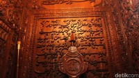 Seperti ukuran kaligrafi ayat Alquran di tiang dalam masjid.