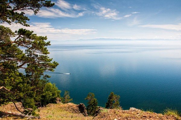 Berair jernih, Danau Baikal kaya akan ikan dan mahluk air danau lainnya. Satu lagi, pemandangan danau juga indah! (iStock) Berair jernih, Danau Baikal kaya akan ikan dan mahluk air danau lainnya. Satu lagi, pemandangan danau juga indah! (iStock)