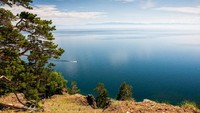 Berair jernih, Danau Baikal kaya akan ikan dan mahluk air danau lainnya. Satu lagi, pemandangan danau juga indah! (iStock)
