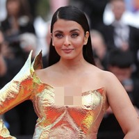 Adapun gaun tersebut terbuat dari kulit ular yang dilapisi lagi dengan material hologram sehingga memberi efek kemilauan ketika terekspos sinar matahari. Saking rumitnya, proses pembuatan gaun ini memakan waktu sampai 200 jam. (Foto: Getty Images)