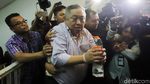 Penampakan Lieus Sungkharisma Dibawa Polisi dengan Tangan Terikat