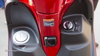 Soal fitur, Yamaha Latte dibekali sejumlah teknologi modern, mulai dari Smart Motor Generator yang membuat proses menyalakan motor mulus, One-Push Start, Stop & Start System, hingga Smart Key. Untuk panel instrumennya pakai model digital untuk memberi informasi status bahan bakar dan trip meter. Sementara speedometer masih pakai analog. Foto: Pool (motosaigon)