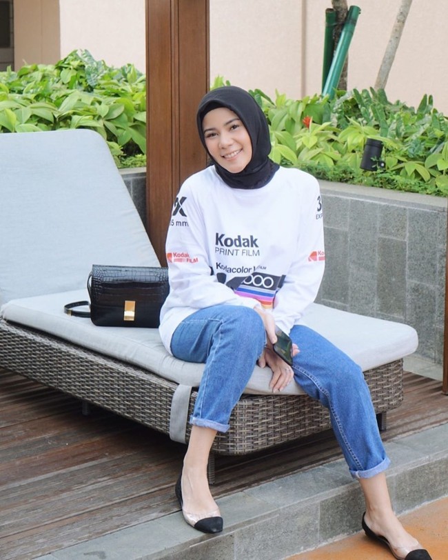 Adik Olla Ramlan itu memilih gaya hijab yang sederhana. Ia beberapa kali terlihat memadukan blouse dan celana jeans yang kasual. (Foto: Instagram/Cynthia Ramlan)
