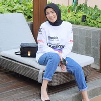 Adik Olla Ramlan itu memilih gaya hijab yang sederhana. Ia beberapa kali terlihat memadukan blouse dan celana jeans yang kasual. (Foto: Instagram/Cynthia Ramlan)