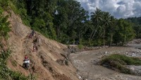 Jalur alternatif yang berada di tebing gunung itu sangat berisiko bagi pengguna akses tersebut sebab rawan terhadap longsor dan harus hati-hati saat melintasinya.