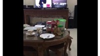 Rasanya kali ini Ferdinand tengah menikmati waktu luangnya. Beberapa stoples camilan hingga secangkir teh jadi teman nontonnya kala itu. Foto: Twitter Ferdinand Hutahaean