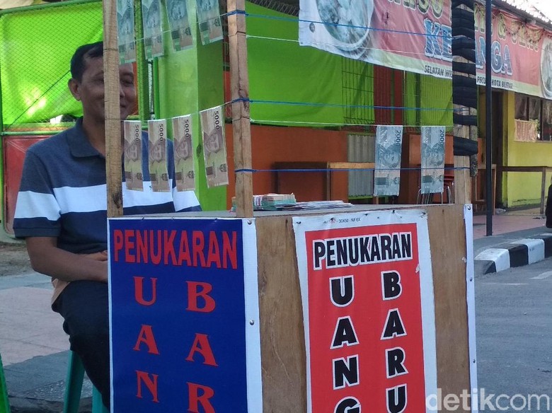 Jasa Penukaran Uang Baru, Bisnis Musiman yang Menggiurkan Warga Blitar Jasa Penukaran Uang Baru, Bisnis Musiman yang Menggiurkan Warga Blitar