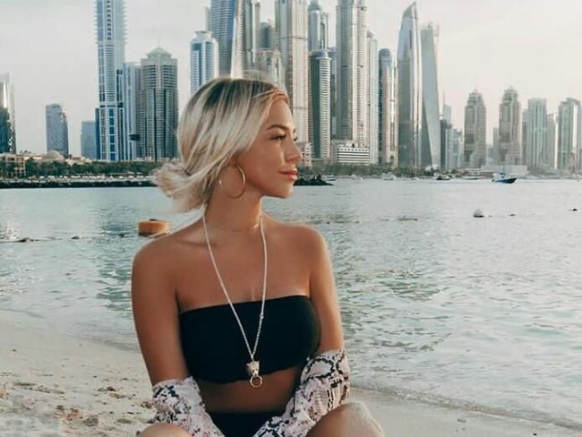 Liburan kelas bintang lima di Dubai sampai pamer barang fashion mewah menjadi aktivitas Taylor Ward yang ditonjolkan di Instagramnya. Seperti dikutip The Sun, pesona cantiknya dengan kehidupan hedonnya menjadi tipikal WAGs (wife and girlfriends) atau pasangan pemain bola. Foto: Dok. Instagram