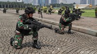 Para pasukan tampil dengan persenjataan lengkap.