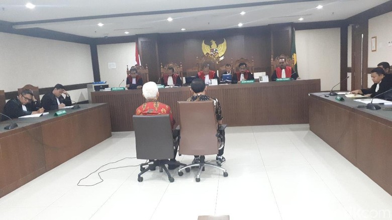 Terbukti Suap Pejabat Kemenpora, Sekjen KONI Divonis 2 Tahun 8 Bulan Bui Terbukti Suap Pejabat Kemenpora, Sekjen KONI Divonis 2 Tahun 8 Bulan Bui