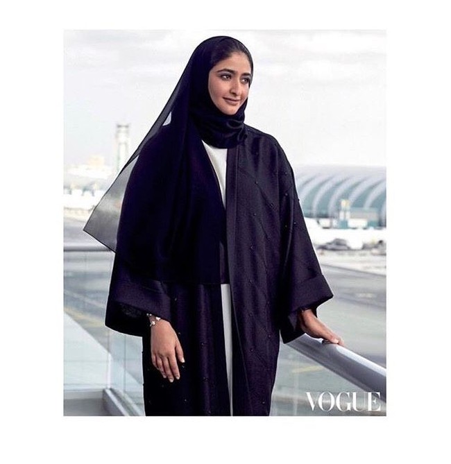 “Perjalanan selalu menjadi bagian dari hidup saya, jadi saya tidak memiliki kenangan penting tentang pengalaman pertama saya berada di pesawat, meskipun saya ingat pertama kali saya menerbangkan helikopter ketika saya masih muda, 12 tahun,” ceritanya. Foto: Dok. Instagram/Sheikha Mozah Al Maktoum