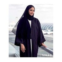 “Perjalanan selalu menjadi bagian dari hidup saya, jadi saya tidak memiliki kenangan penting tentang pengalaman pertama saya berada di pesawat, meskipun saya ingat pertama kali saya menerbangkan helikopter ketika saya masih muda, 12 tahun,” ceritanya. Foto: Dok. Instagram/Sheikha Mozah Al Maktoum