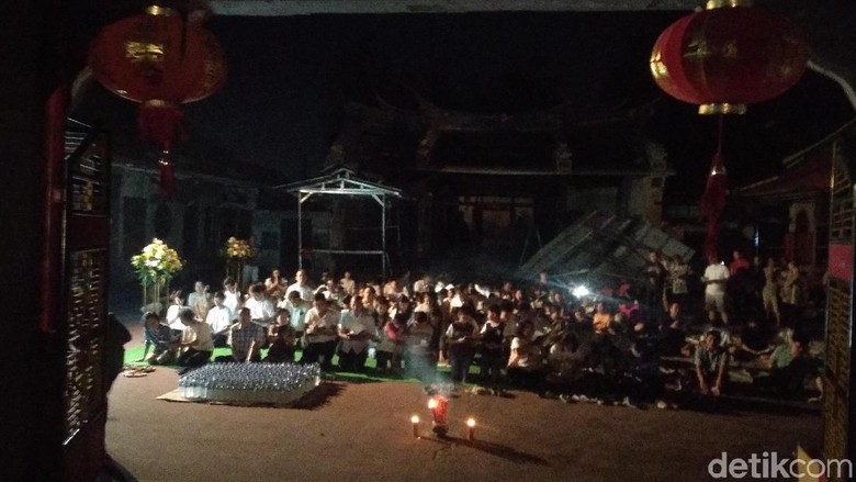 Perayaan Sederhana Waisak di Kelenteng Tri Dharma Probolinggo yang Terbakar Perayaan Sederhana Waisak di Kelenteng Tri Dharma Probolinggo yang Terbakar
