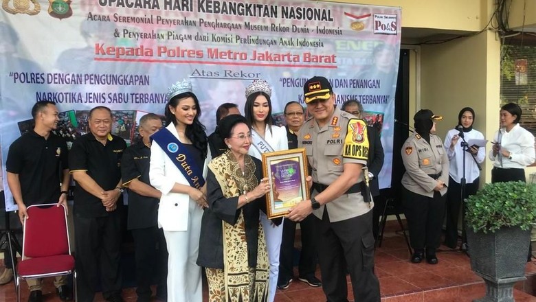 Polres Jakbar Raih Penghargaan atas Pengungkapan Narkoba hingga Premanisme Polres Jakbar Raih Penghargaan atas Pengungkapan Narkoba hingga Premanisme