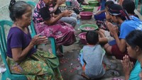 Tradisi basuh kaki ini difasilitasi kembali sejak tahun 2011 oleh Komunitas Kearifan Lokal Tebango. Air dalam wadah ditaburkan bunga dan diberi parfum pengharum. Kaki selain dicuci juga dipijit (K2LT) (Dok. Komunitas Kearifan Lokal Tebango)